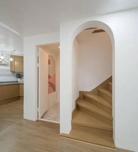 Apartment Split Level House In Hongdae *